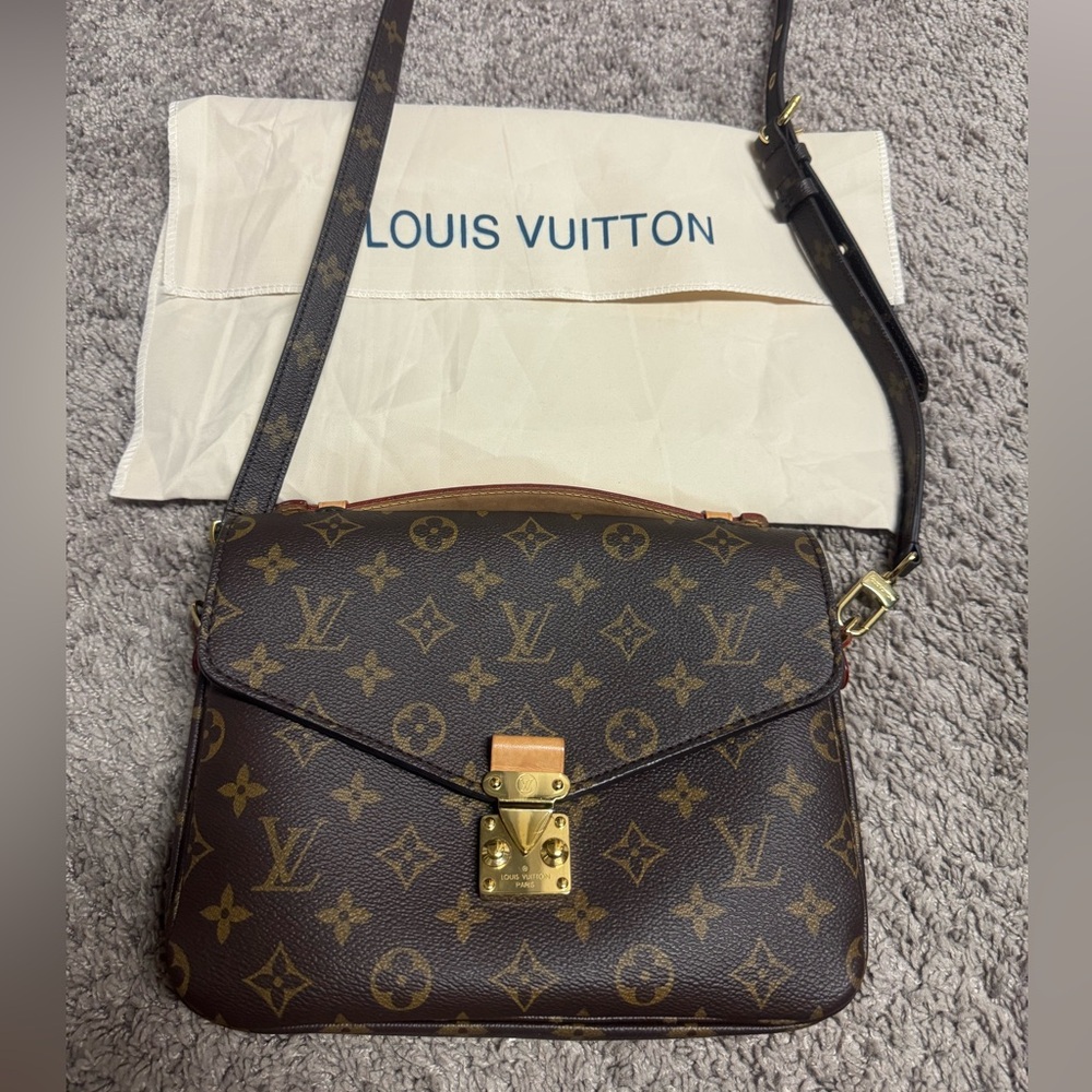 Louis Vuitton pochete Mettis
